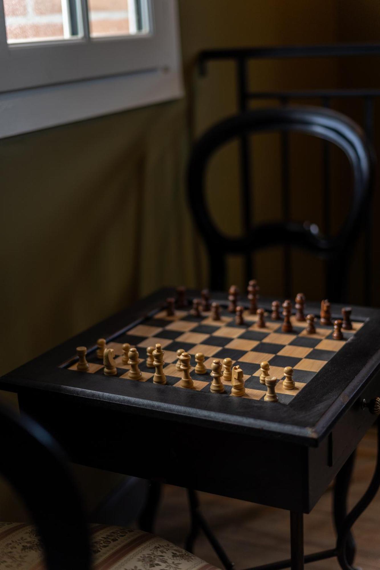 Castel Bois Marie, Maison D'Hotes 몽토방 외부 사진 A chess set