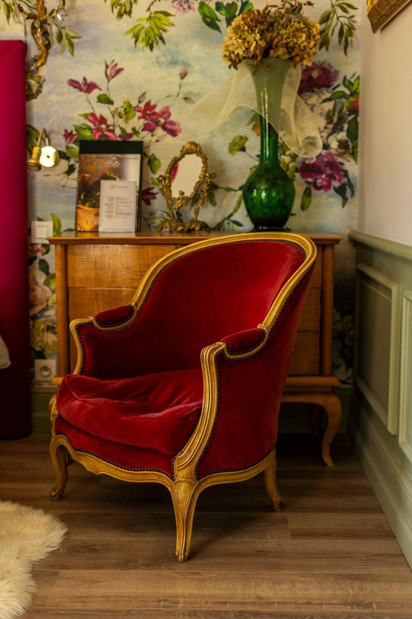 Castel Bois Marie, Maison D'Hotes 몽토방 외부 사진 A red velvet chair
