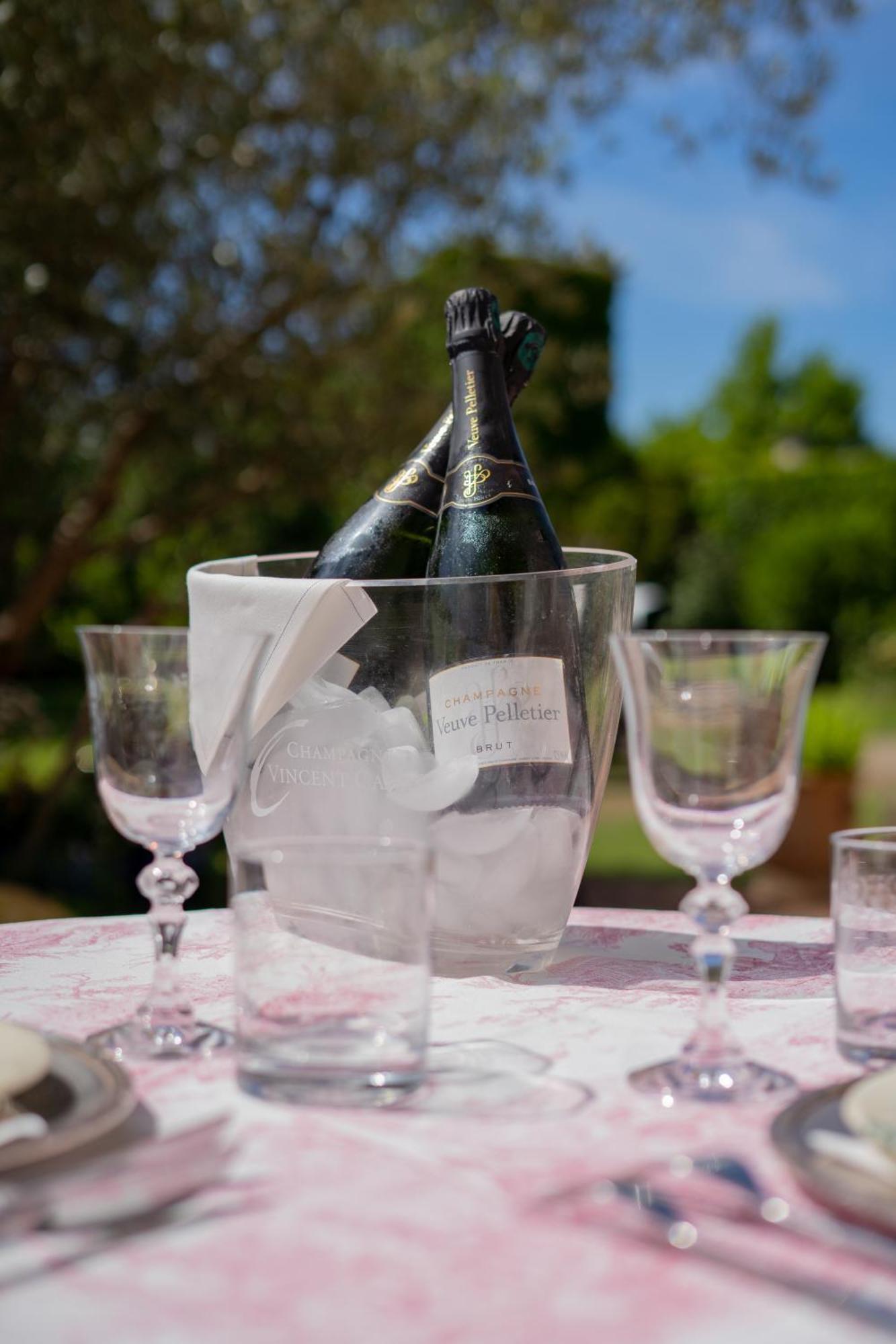 Castel Bois Marie, Maison D'Hotes 몽토방 외부 사진 Champagne in a champagne bucket