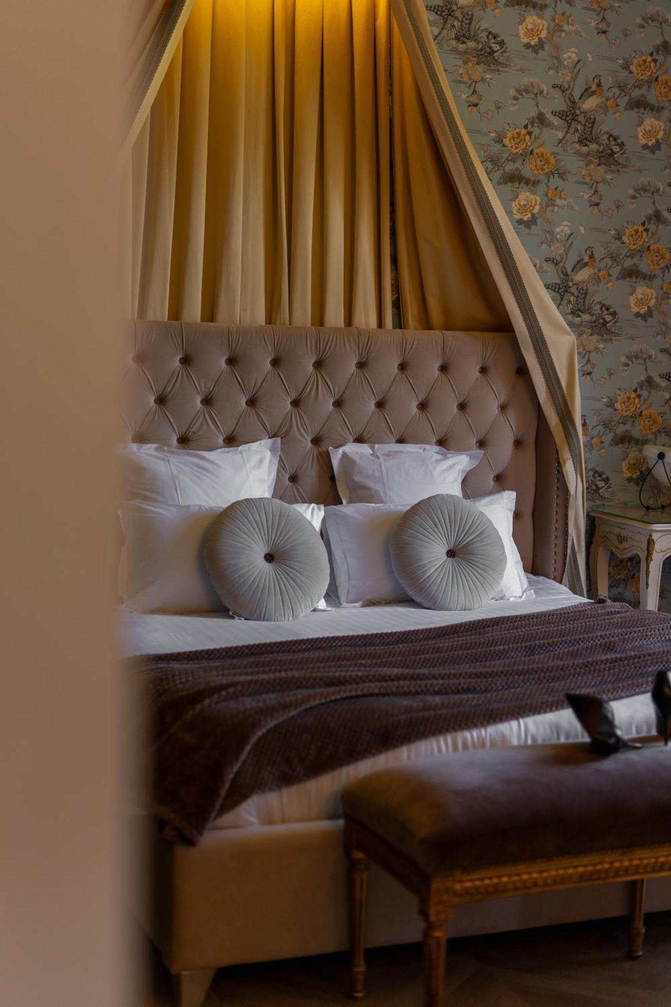 Castel Bois Marie, Maison D'Hotes 몽토방 외부 사진 A bed with a tufted headboard