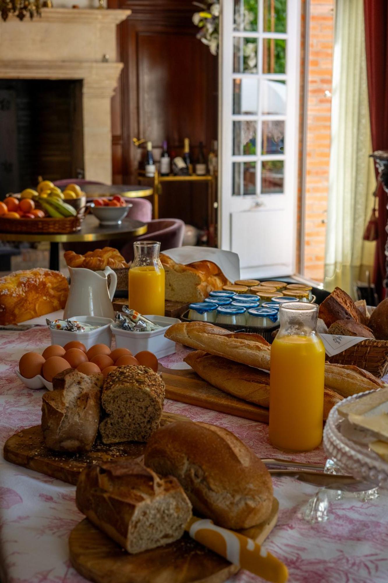 Castel Bois Marie, Maison D'Hotes 몽토방 외부 사진 A continental breakfast