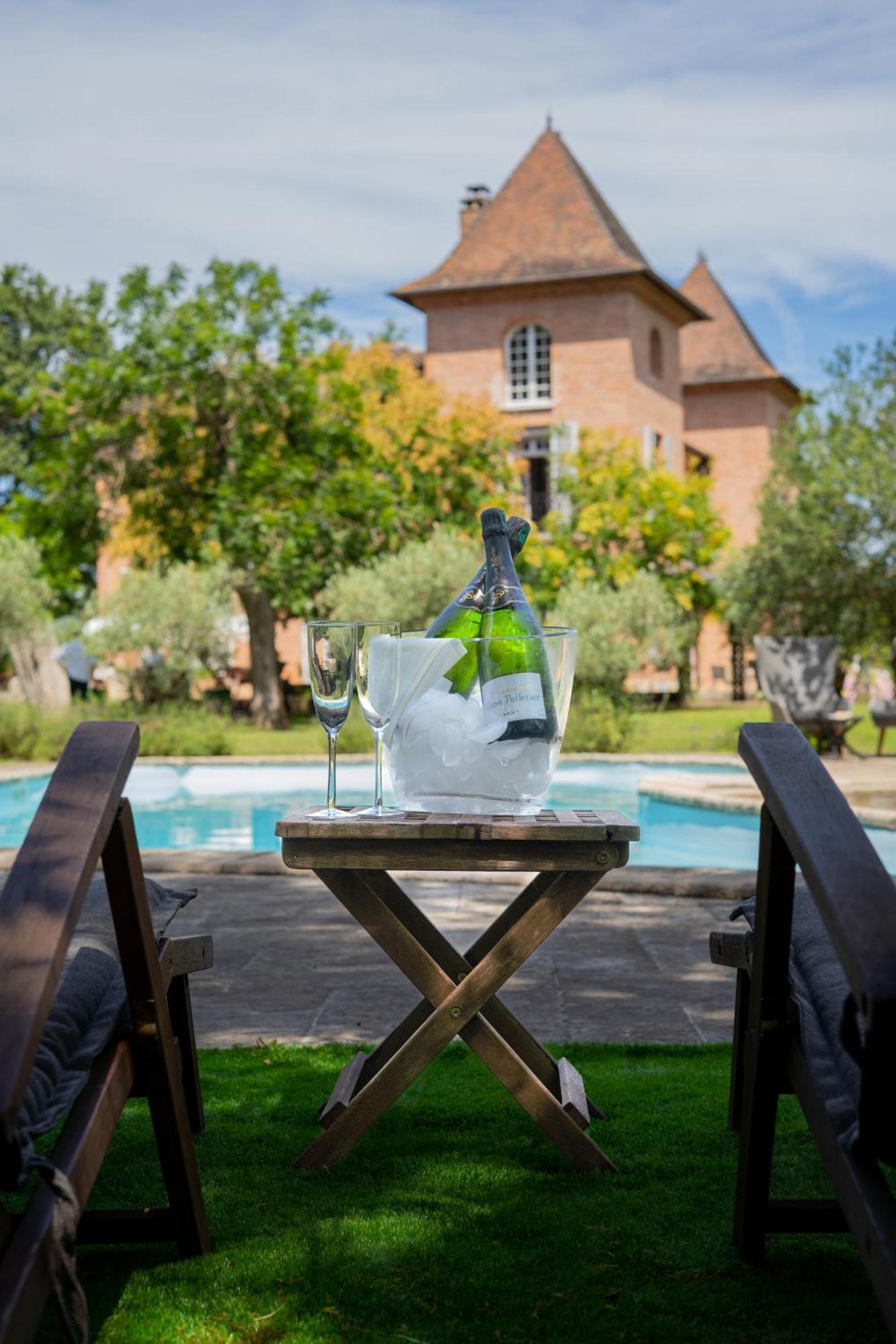 Castel Bois Marie, Maison D'Hotes 몽토방 외부 사진 A bottle of champagne in a champagne bucket
