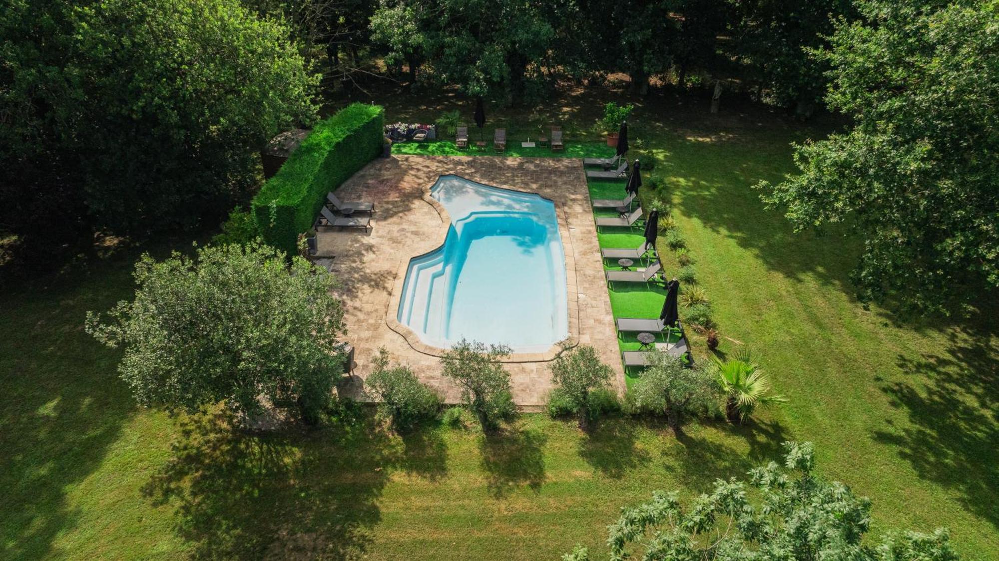 Castel Bois Marie, Maison D'Hotes 몽토방 외부 사진 The swimming pool at the Château de Chambord