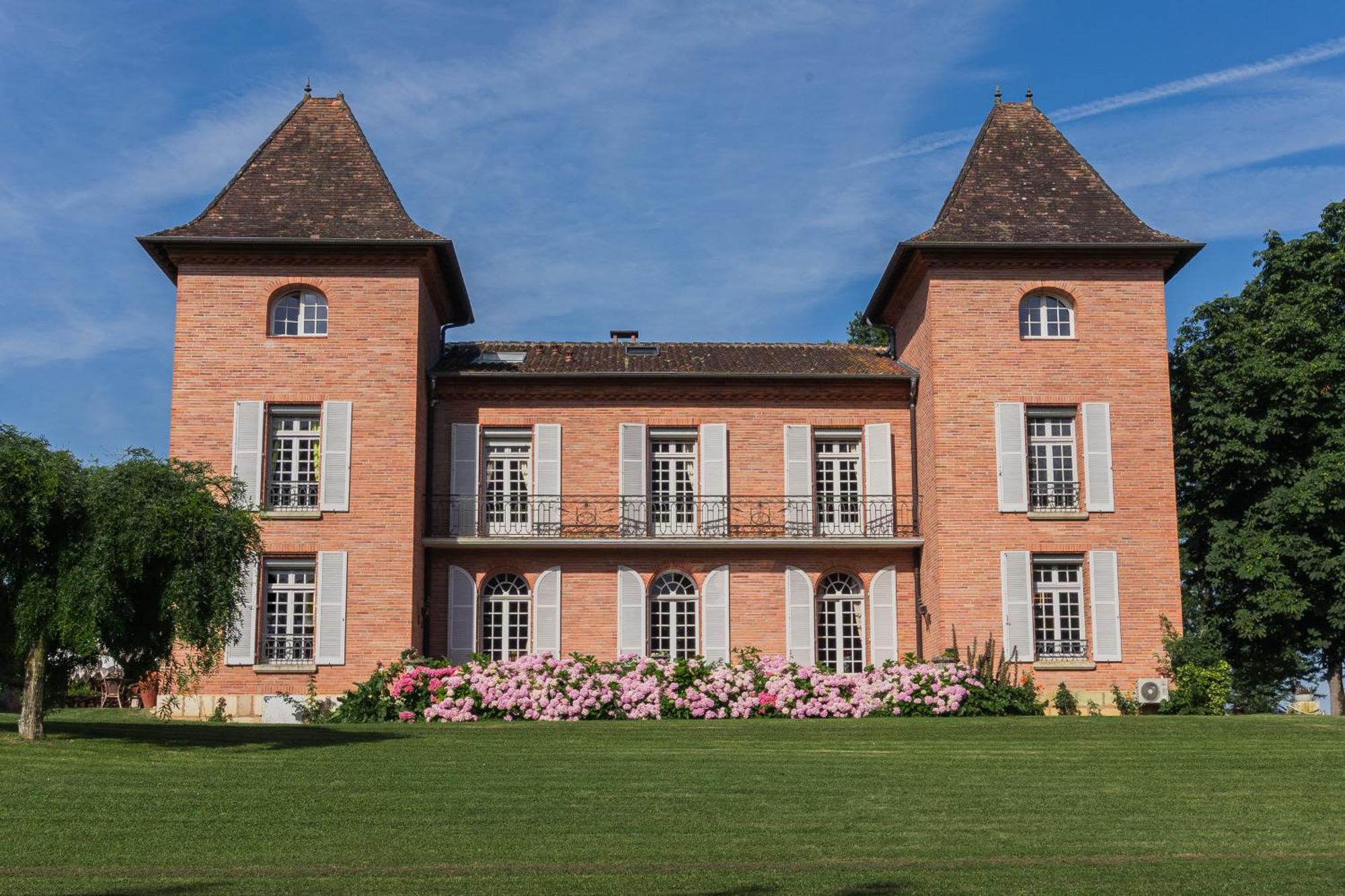 Castel Bois Marie, Maison D'Hotes 몽토방 외부 사진 The chateau in Montferrand-lès-Sully