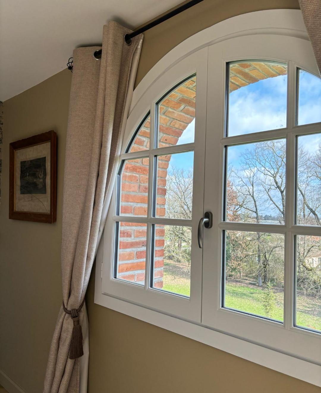 Castel Bois Marie, Maison D'Hotes 몽토방 외부 사진 A window with a curtain