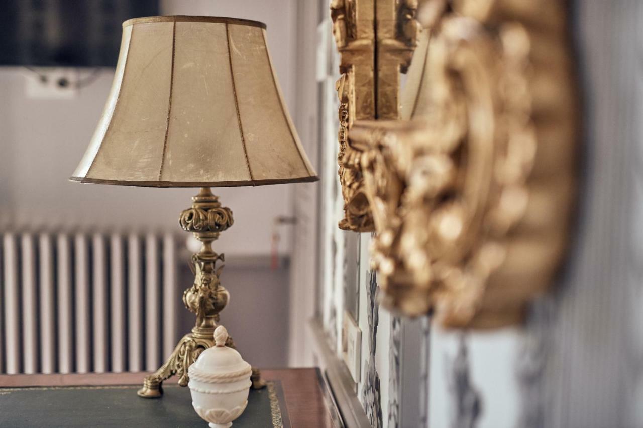 Castel Bois Marie, Maison D'Hotes 몽토방 외부 사진 A table lamp