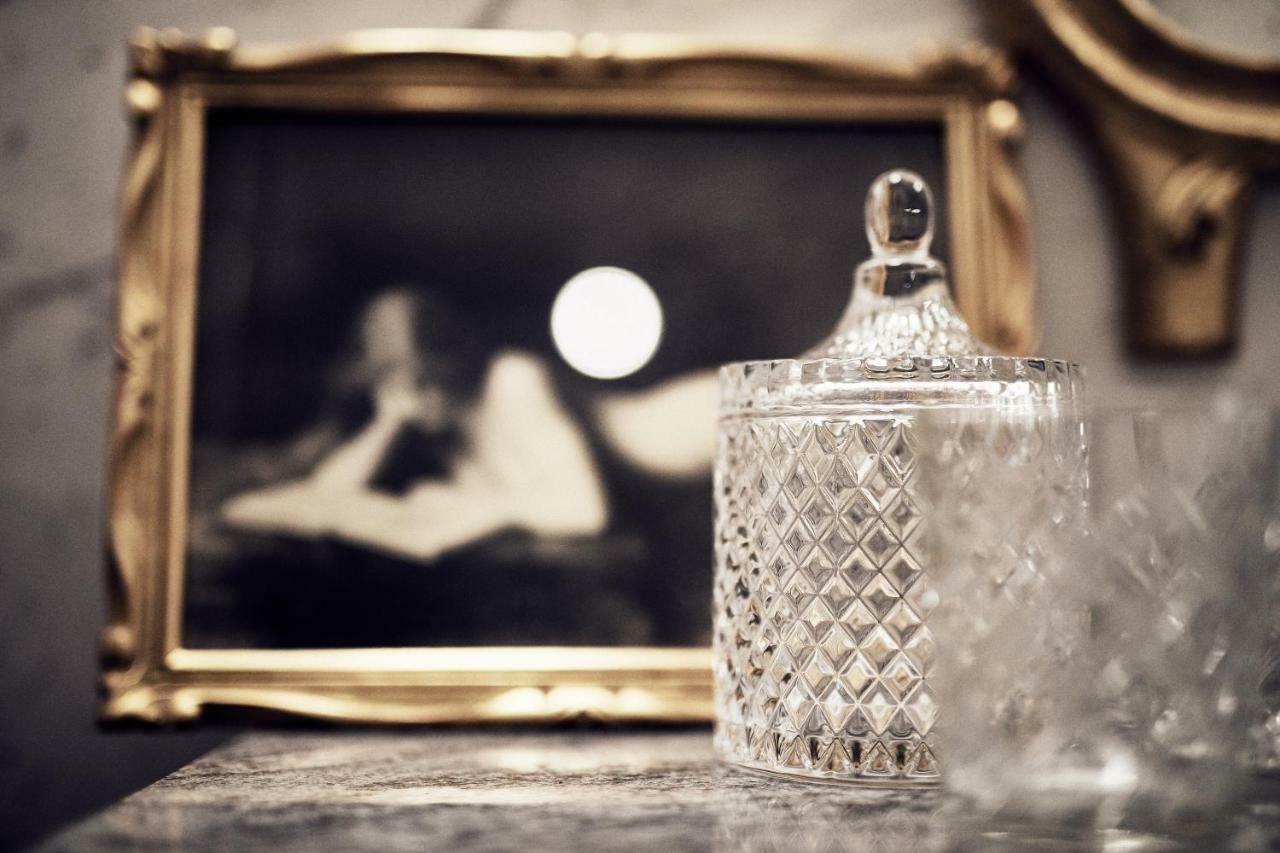 Castel Bois Marie, Maison D'Hotes 몽토방 외부 사진 A perfume bottle